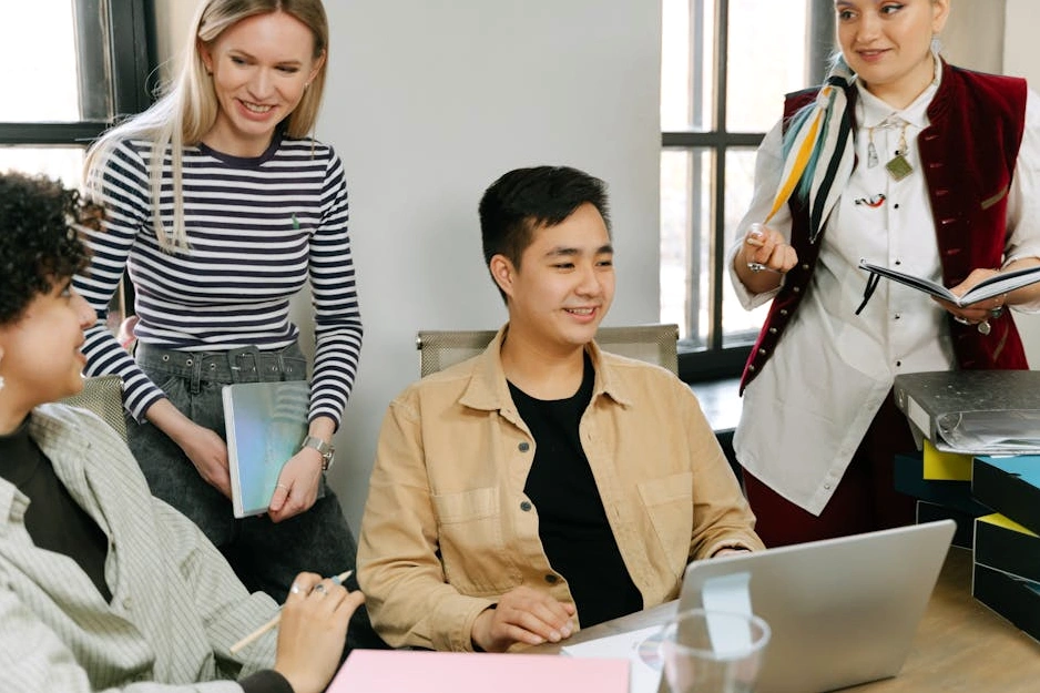 Team di consulenti immobiliari in una riunione strategica in un ufficio moderno