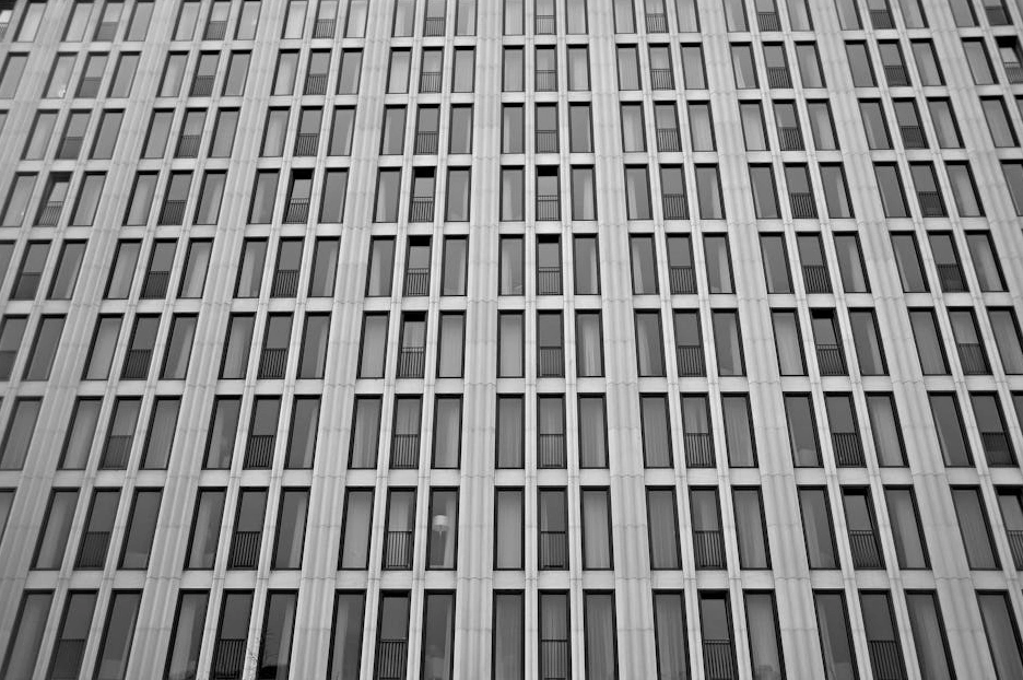 Moderno edificio per uffici di lusso con facciata in vetro